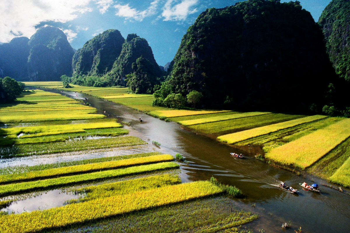 Tràng An - Tam Cốc - Bích Động: Vịnh Hạ Long trên cạn